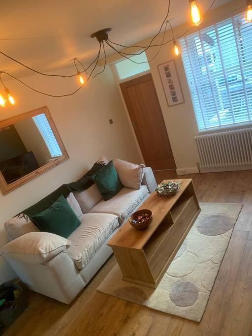 Quaint 1 Bedroom Cottage In Pudsey, Leeds Экстерьер фото
